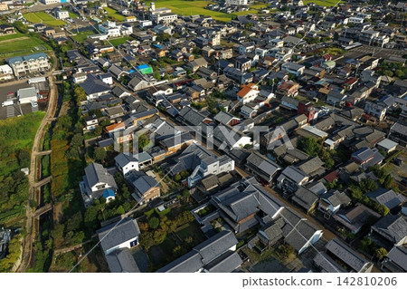 空拍照片捕捉了德島縣美間市宇達津的傳統城鎮景觀。 空拍照片捕捉了德島縣美間市宇達津的傳統城鎮景觀。 142810206