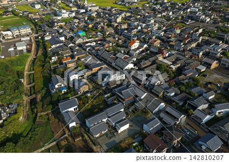 空拍照片捕捉了德島縣美間市宇達津的傳統城鎮景觀。 空拍照片捕捉了德島縣美間市宇達津的傳統城鎮景觀。 142810207