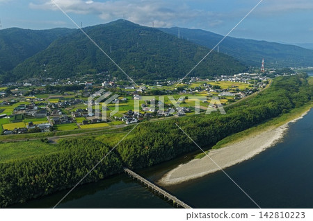 空拍照片展現了德島縣美間市的吉野川和稻田。 空拍照片展現了德島縣美間市的吉野川和稻田。 142810223