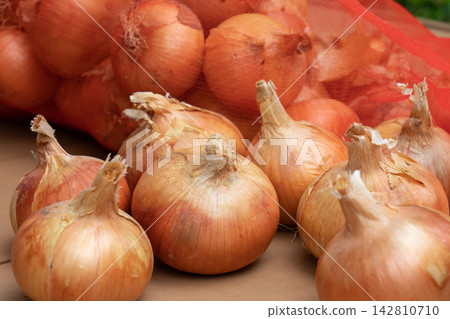 A collection of onions harvested and dried in a home garden (July) - Onion cultivation A collection of onions harvested and dried in a home garden (July) - Onion cultivation 142810710