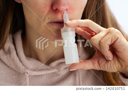 Applying Nasal Spray for Allergic Rhinitis Relief Applying Nasal Spray for Allergic Rhinitis Relief 142810751