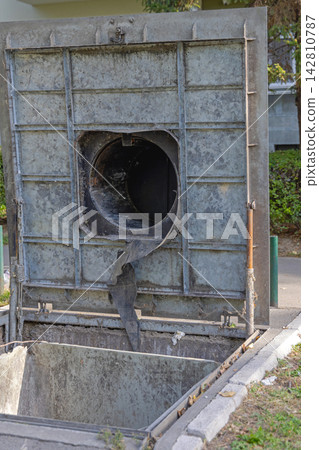 Open Hatch Undergroud Bin Open Hatch Undergroud Bin 142810787