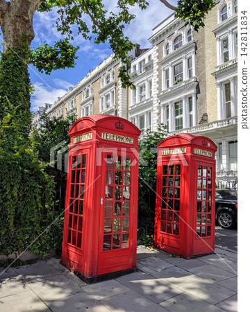 Red telephone boxes lined up on the streets of London Red telephone boxes lined up on the streets of London 142811834