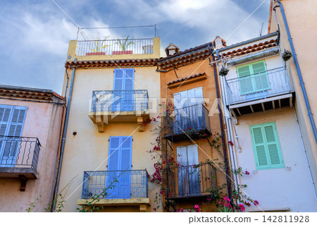 Colorful historic houses with shutters in Cannes. 142811928