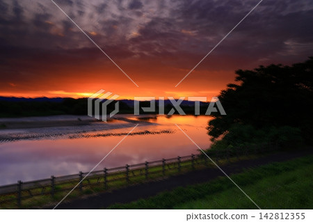 Kitakami River dyed in the sunset Kitakami River dyed in the sunset 142812355