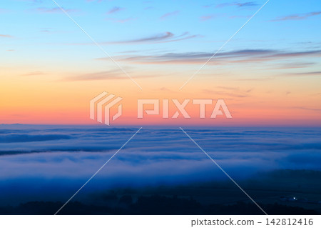 Sky before sunrise and sea of clouds Sky before sunrise and sea of clouds 142812416