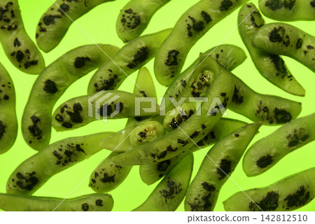 烤毛豆的特寫和俯視圖 烤毛豆的特寫和俯視圖 142812510