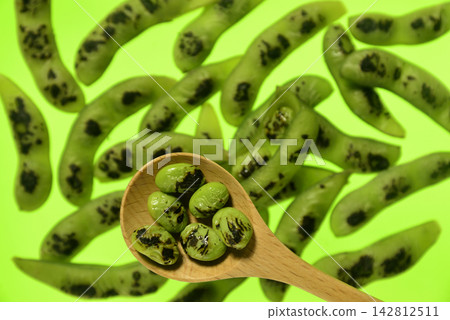 烤毛豆的特寫和俯視圖 烤毛豆的特寫和俯視圖 142812511
