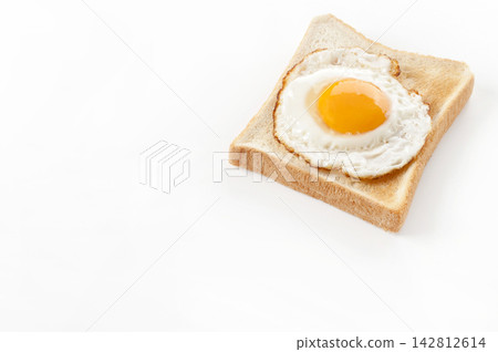Fried egg toast 142812614