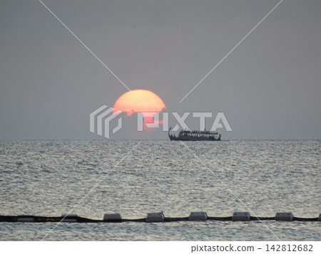 日落、船隻和海濱景色 日落、船隻和海濱景色 142812682