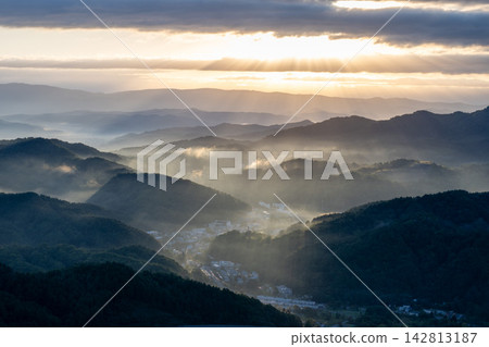 A sunrise scene shrouded in morning mist, photographed from the summit of Mt. Kamui. A sunrise scene shrouded in morning mist, photographed from the summit of Mt. Kamui. 142813187