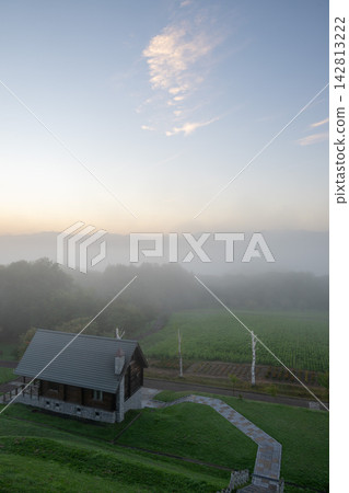 美瑛町:西北山丘上霧氣瀰漫的清晨。 美瑛町:西北山丘上霧氣瀰漫的清晨。 142813222