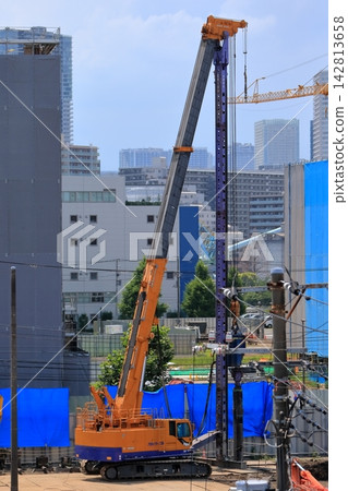 地基施工現場的重型機械圖片。 地基施工現場的重型機械圖片。 142813658