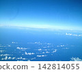 2003年9月:從飛機上看到的夏威夷上空的藍天和白雲。 2003年9月:從飛機上看到的夏威夷上空的藍天和白雲。 142814055
