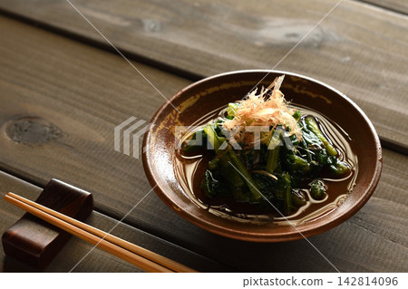 Blanched radish leaves Blanched radish leaves 142814096