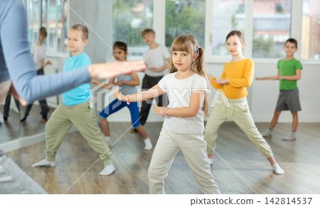 Children learn to dance modern dances, repeat movement for unrecognizable teacher. Children learn to dance modern dances, repeat movement for unrecognizable teacher. 142814537