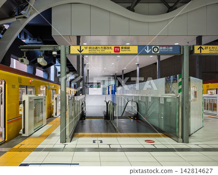 Tokyo Metro Ginza Line, Shibuya Station Platform Tokyo Metro Ginza Line, Shibuya Station Platform 142814627