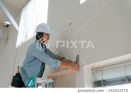 一名工匠正在進行牆體修補工作。 142814778