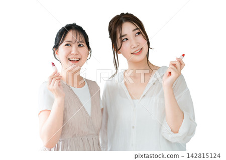 一個女人化妝、與朋友一起準備的化妝形象(口紅、唇彩、化妝品、微笑的亞洲女人) 一個女人化妝、與朋友一起準備的化妝形象(口紅、唇彩、化妝品、微笑的亞洲女人) 142815124