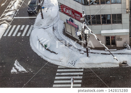 冬季雪景中的十字路口和人行橫道鳥瞰圖。 冬季雪景中的十字路口和人行橫道鳥瞰圖。 142815280