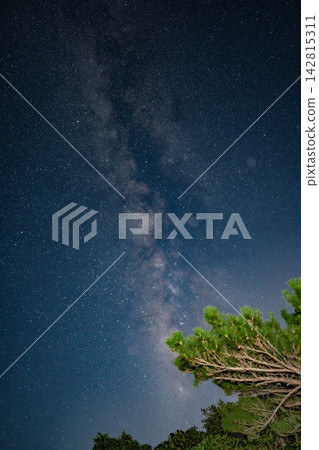 銀河系漂浮在滿天繁星的天空中 銀河系漂浮在滿天繁星的天空中 142815311