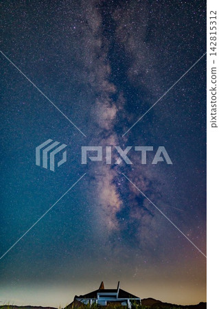 銀河系漂浮在滿天繁星的天空中 銀河系漂浮在滿天繁星的天空中 142815312
