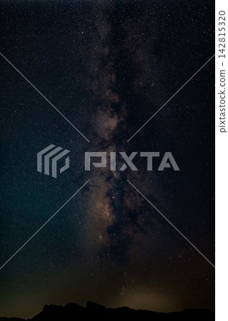 銀河系漂浮在滿天繁星的天空中 銀河系漂浮在滿天繁星的天空中 142815320