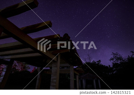 銀河漂浮在繁星點點的夜空中(沖繩本島) 銀河漂浮在繁星點點的夜空中(沖繩本島) 142815321