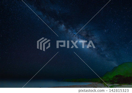 繁星點點的夜空中漂浮著銀河(石垣島) 繁星點點的夜空中漂浮著銀河(石垣島) 142815323