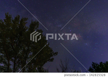 銀河系漂浮在滿天繁星的天空中 銀河系漂浮在滿天繁星的天空中 142815328