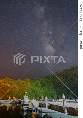 銀河系漂浮在滿天繁星的天空中 銀河系漂浮在滿天繁星的天空中 142815329
