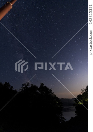 銀河漂浮在繁星點點的夜空中(北海道) 銀河漂浮在繁星點點的夜空中(北海道) 142815331
