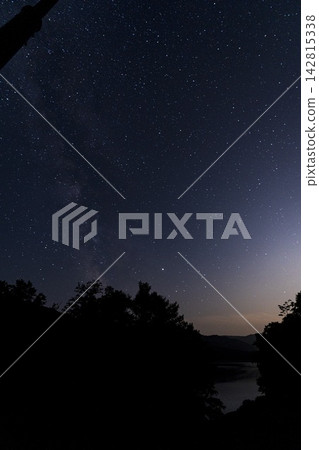 The Milky Way floating in a sky full of stars (Hokkaido) The Milky Way floating in a sky full of stars (Hokkaido) 142815338