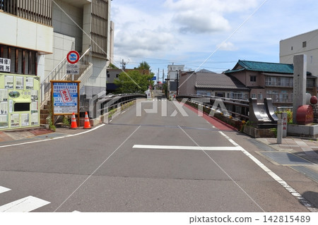 Road on the Tokuna Bridge in front of Iizaka Onsen Station (Fukushima City, Fukushima Prefecture) Road on the Tokuna Bridge in front of Iizaka Onsen Station (Fukushima City, Fukushima Prefecture) 142815489