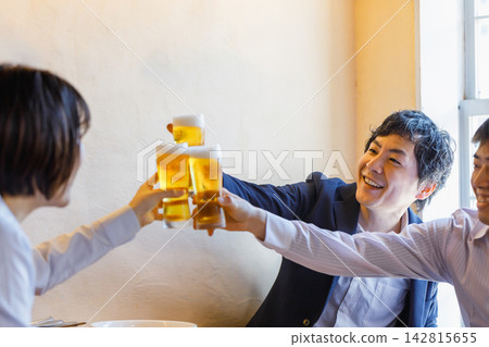 在咖啡吧工作的女員工 142815655