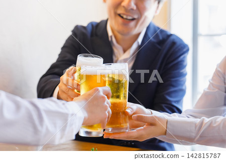 男女在西式居酒屋敬酒 男女在西式居酒屋敬酒 142815787