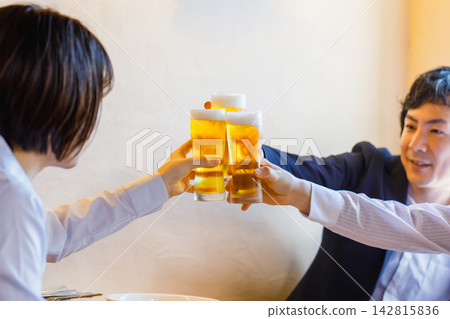 Men and women toasting at a Western-style izakaya Men and women toasting at a Western-style izakaya 142815836