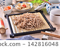 soba with dipping sauce 142816048