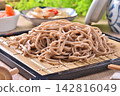 soba with dipping sauce 142816049