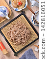 soba with dipping sauce 142816051