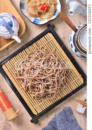 soba with dipping sauce 142816051