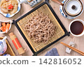 soba with dipping sauce 142816052