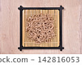 soba with dipping sauce 142816053