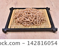 soba with dipping sauce 142816054