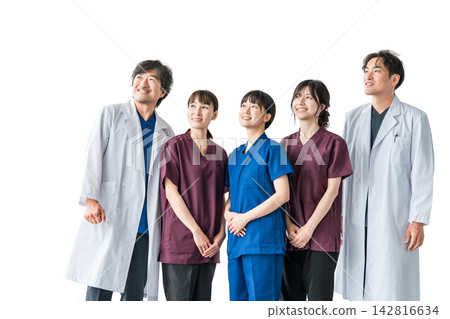 穿著工作服的醫護人員、醫護人員、女護士和穿白大褂的男醫生 穿著工作服的醫護人員、醫護人員、女護士和穿白大褂的男醫生 142816634