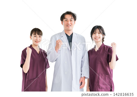 穿著工作服的醫護人員、醫護人員、女護士和穿白大褂的男醫生 穿著工作服的醫護人員、醫護人員、女護士和穿白大褂的男醫生 142816635