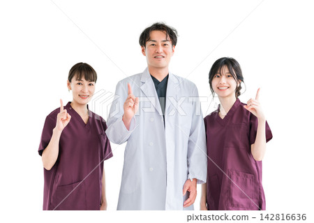穿著工作服的醫護人員、醫護人員、女護士和穿白大褂的男醫生 穿著工作服的醫護人員、醫護人員、女護士和穿白大褂的男醫生 142816636