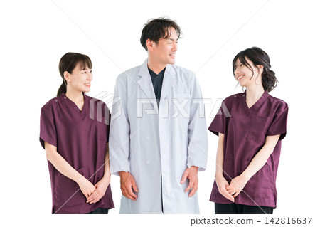 穿著工作服的醫護人員、醫護人員、女護士和穿白大褂的男醫生 穿著工作服的醫護人員、醫護人員、女護士和穿白大褂的男醫生 142816637