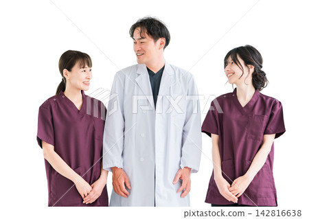 穿著工作服的醫護人員、醫護人員、女護士和穿白大褂的男醫生 142816638