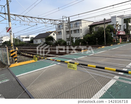 居民區內的鐵路道口,欄桿放下,有多條鐵軌。 居民區內的鐵路道口,欄桿放下,有多條鐵軌。 142816718
